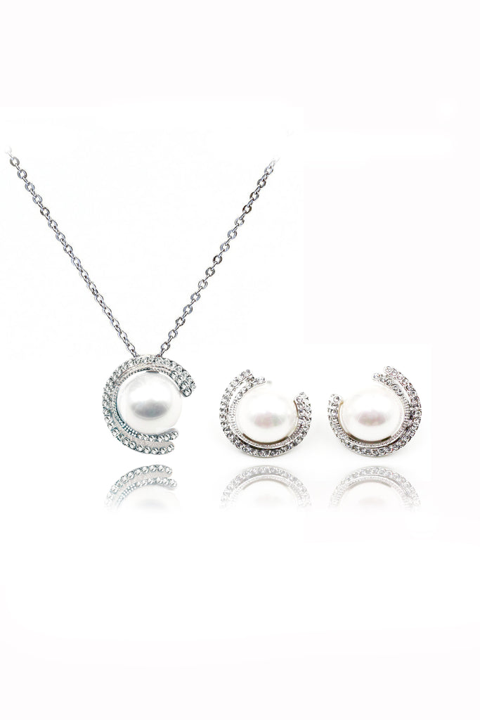 Simple elegant pearl earrings set