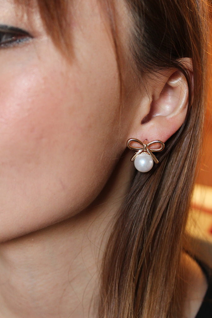 Golden bowknot with pearl earring