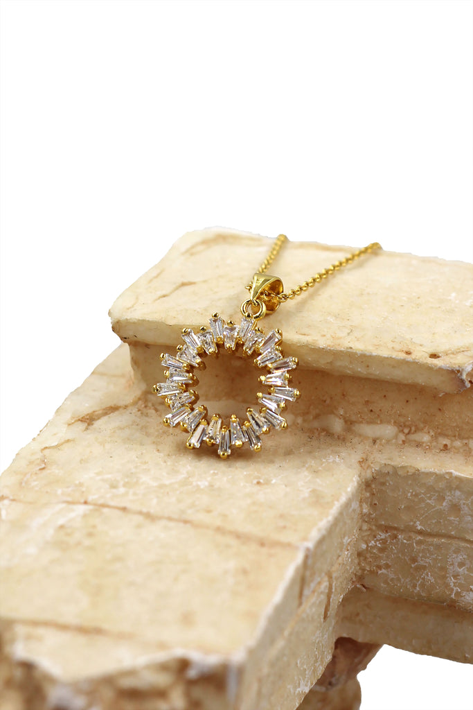 fashion aperture crystal necklace