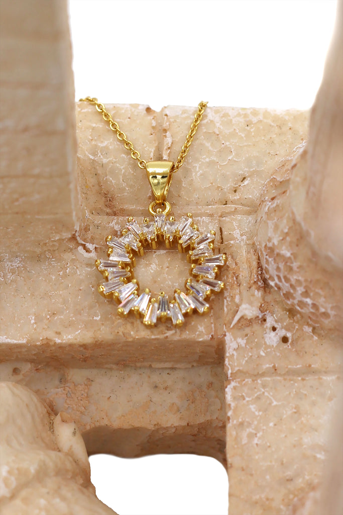 fashion aperture crystal necklace