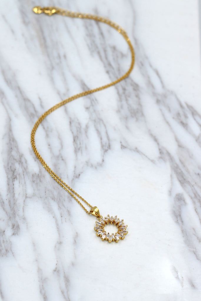 fashion aperture crystal necklace