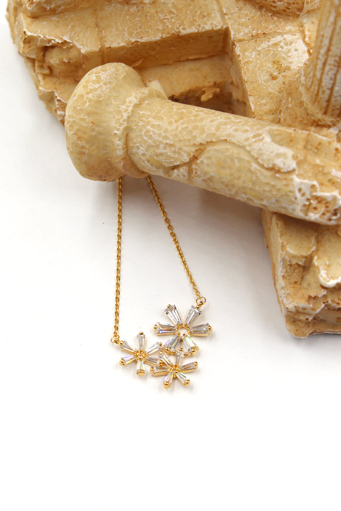 simple flowers crystal necklace
