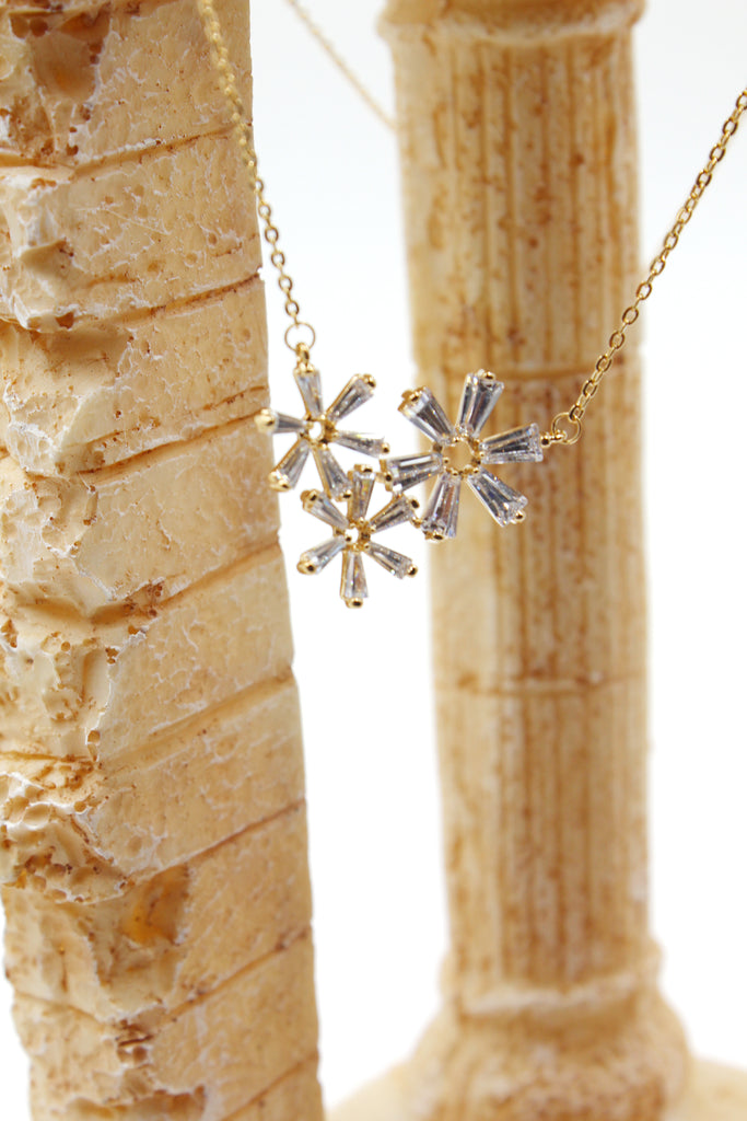 simple flowers crystal necklace