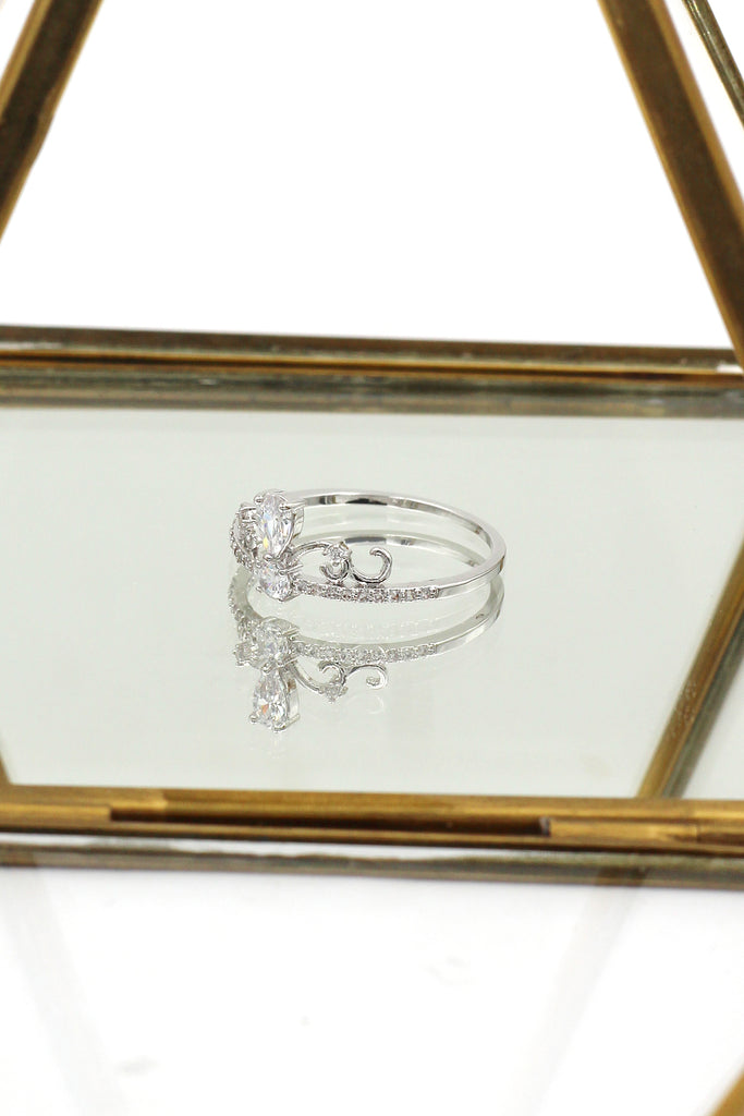 elegant silver crystal ring