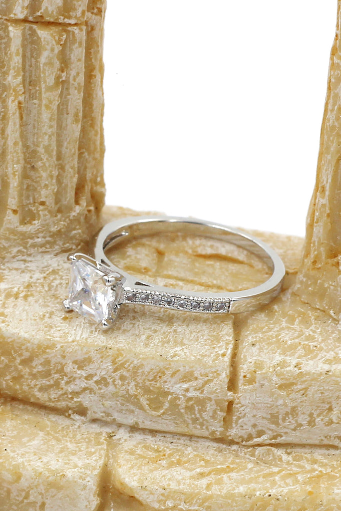 fashion four-claw square crystal ring