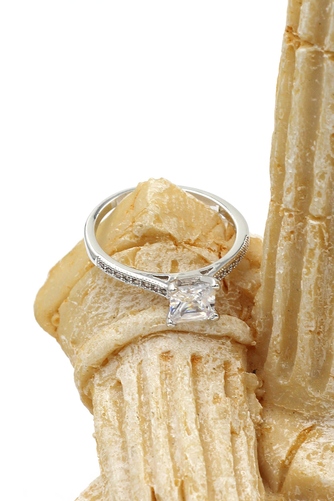 fashion four-claw square crystal ring