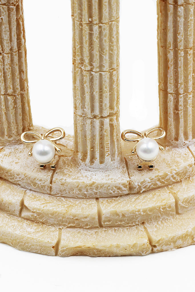 Golden bowknot with pearl earring