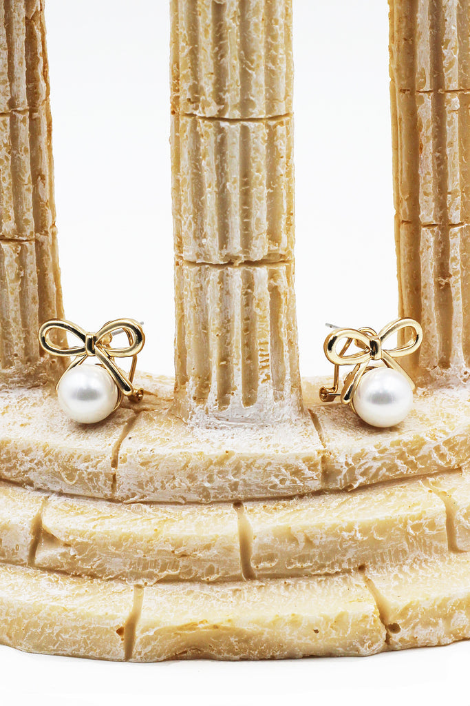 Golden bowknot with pearl earring