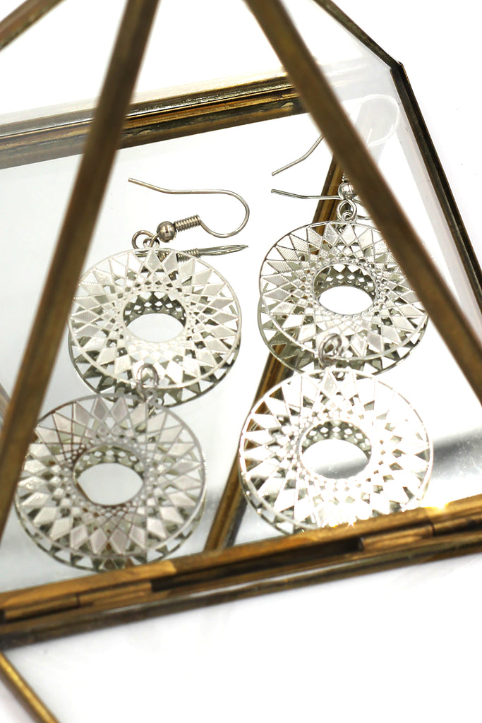 Temperament hollow metal earrings