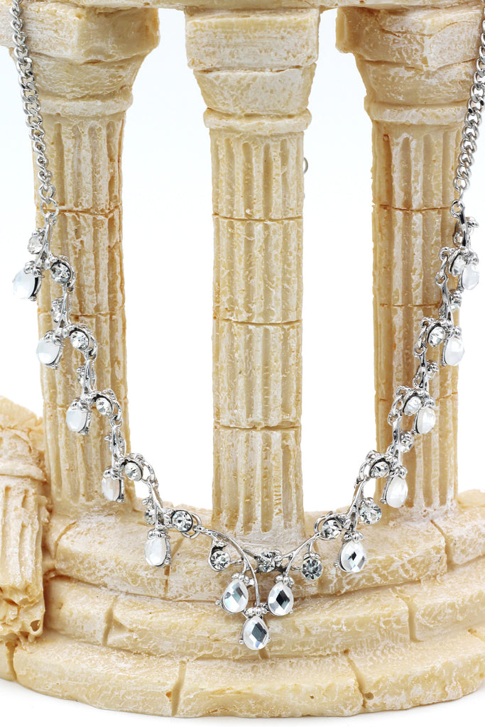 Elegant crystal necklace