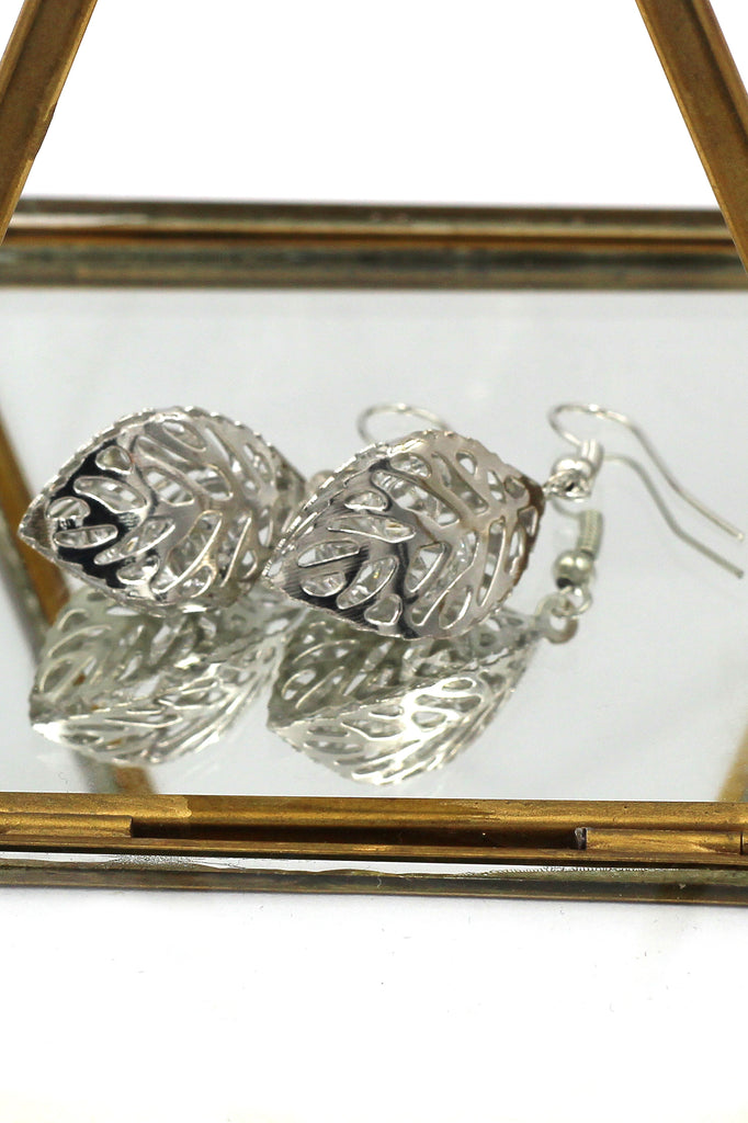 hollow crystal leaves earrings