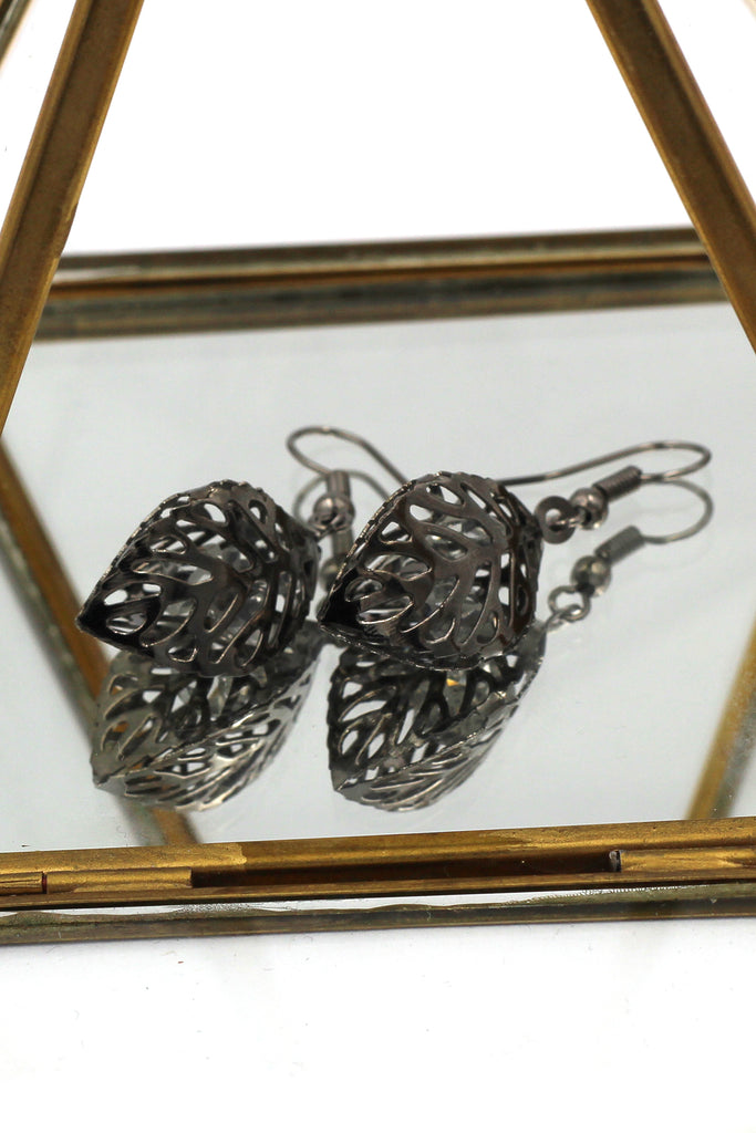 hollow crystal leaves earrings