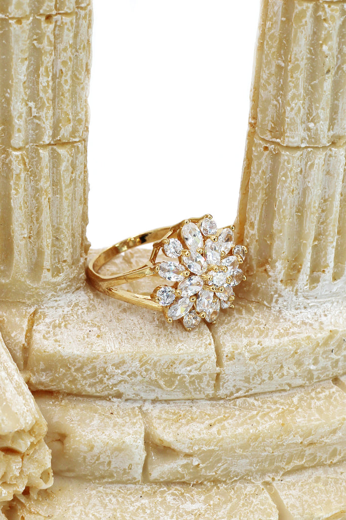 noble golden crystal flower ring