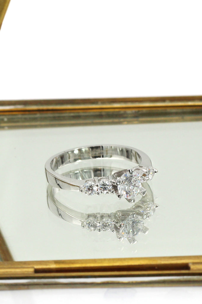 small claw accompanied crystal silver ring