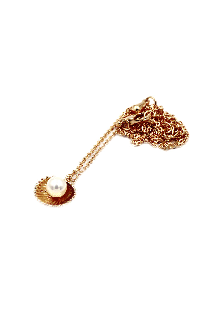 shell pearl pendant necklace