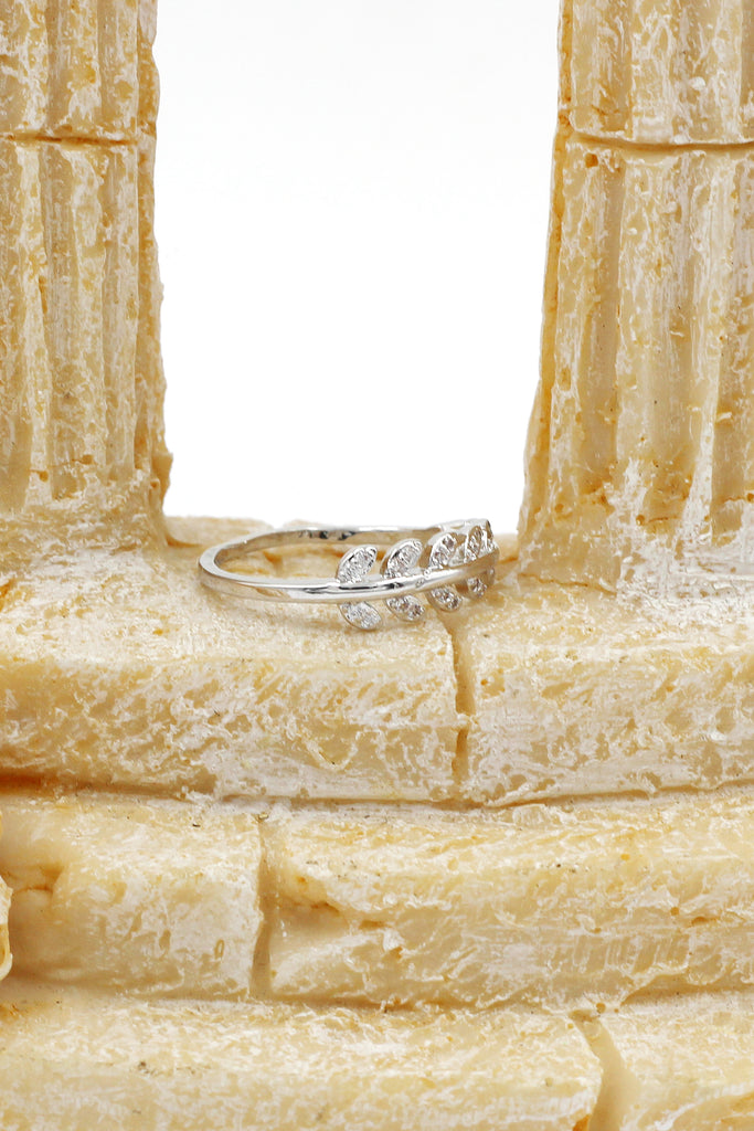 fashion delicate leaf crystal ring