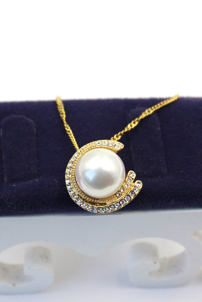 Simple elegant pearl earrings set