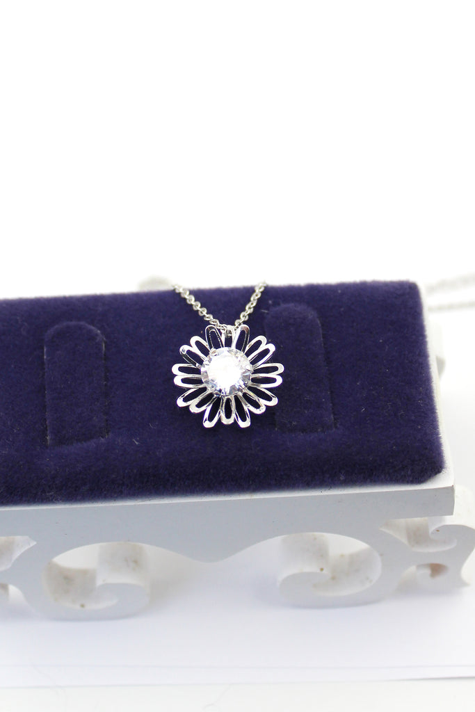 Simple small daisy crystal necklace
