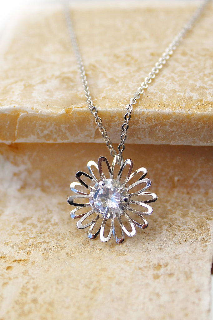 Simple small daisy crystal necklace