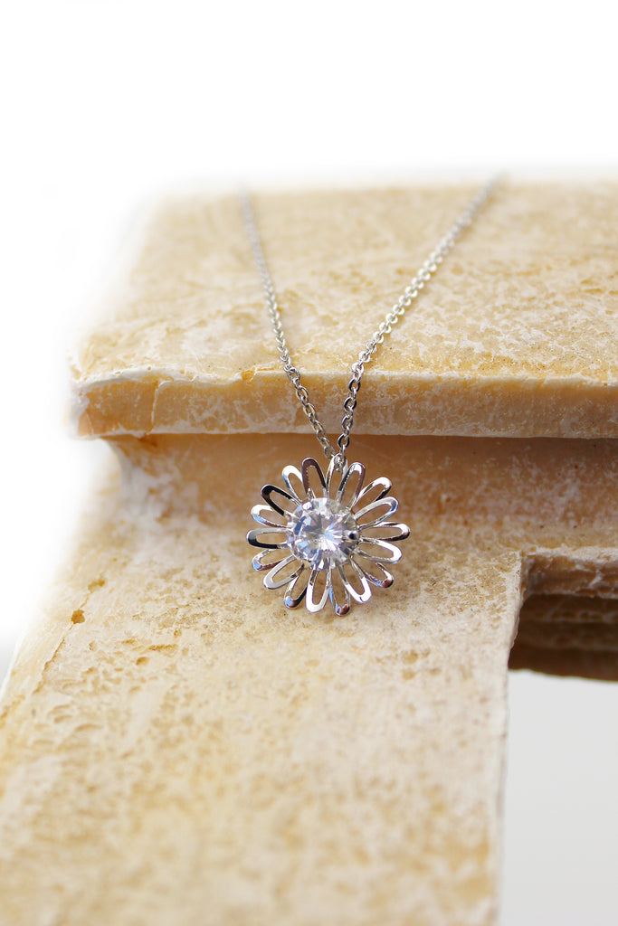 Simple small daisy crystal necklace