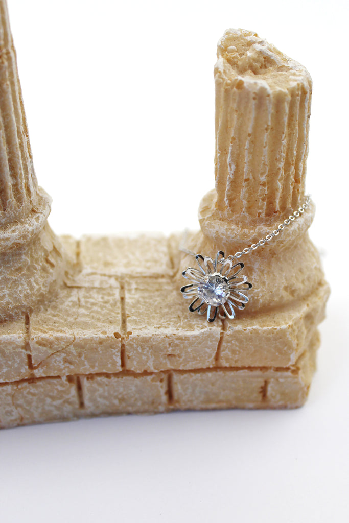 Simple small daisy crystal necklace
