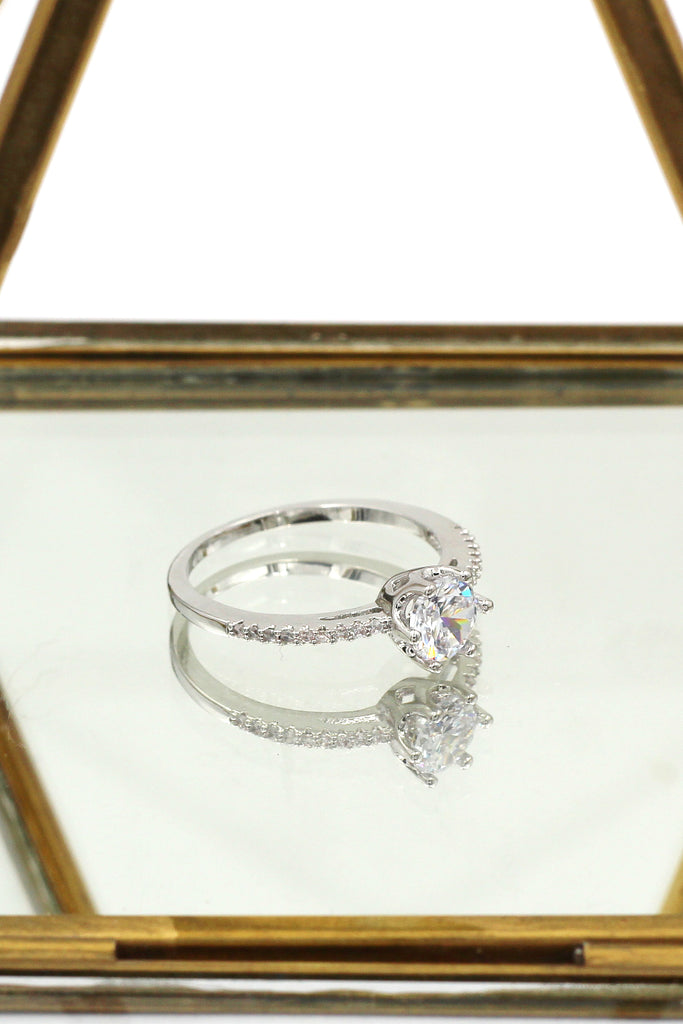 six claw inlaid crystal ring