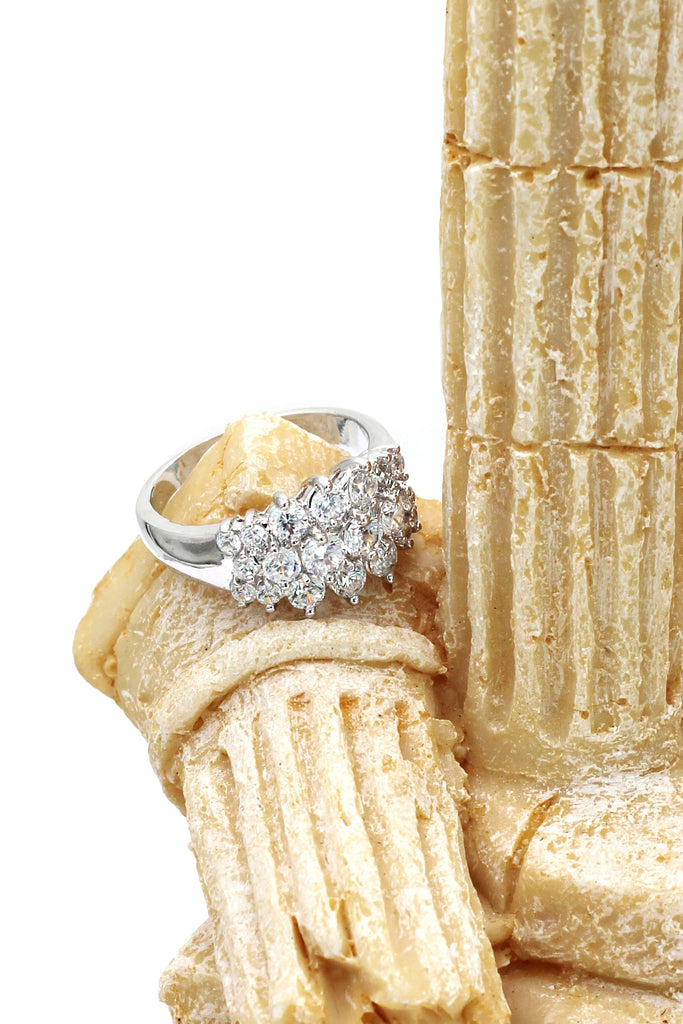 fashion intensive claw crystal ring