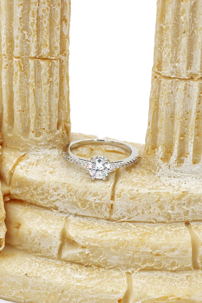 six claw inlaid crystal ring