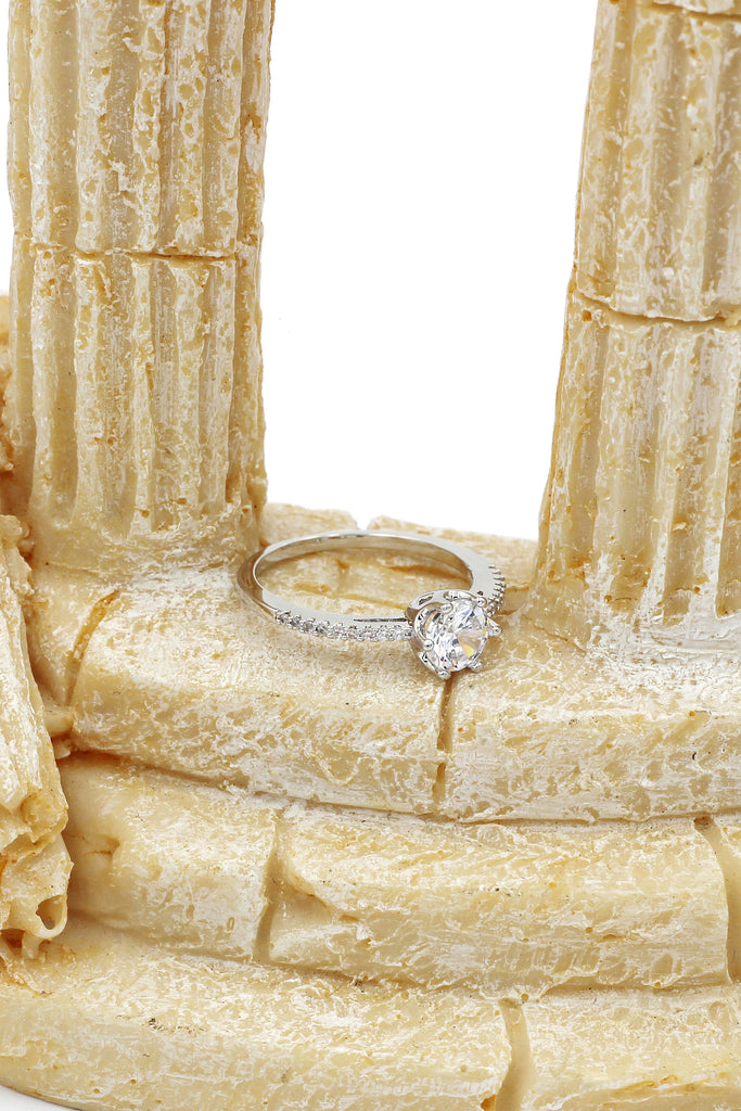 six claw inlaid crystal ring