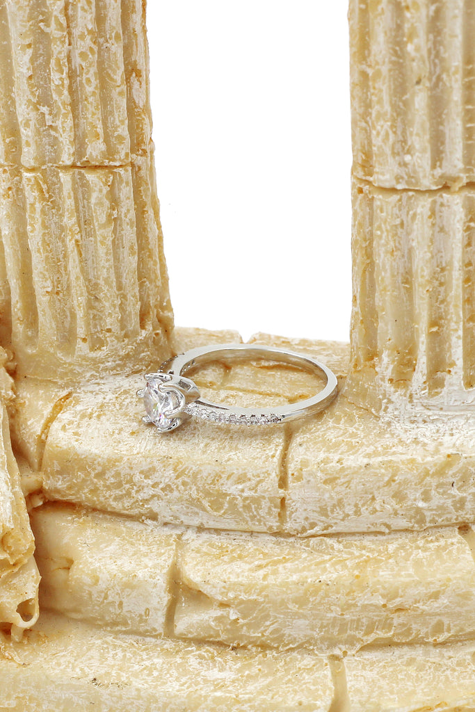 six claw inlaid crystal ring