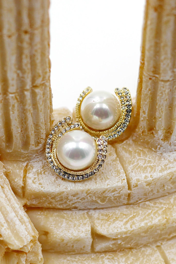 Simple elegant pearl earrings set
