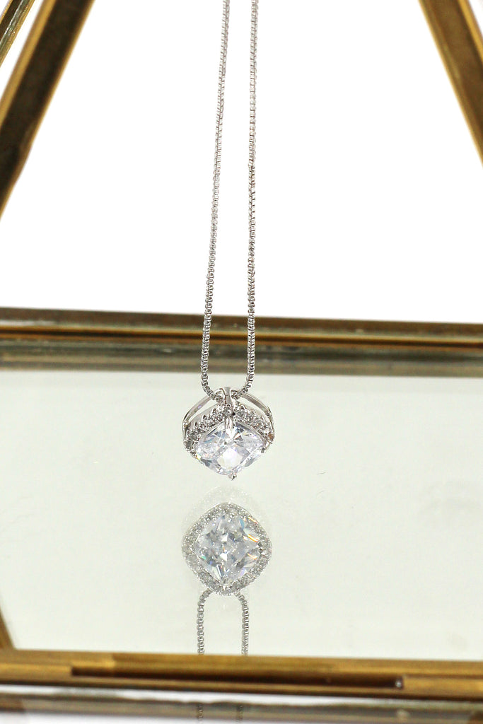 simple flashing crystal necklace