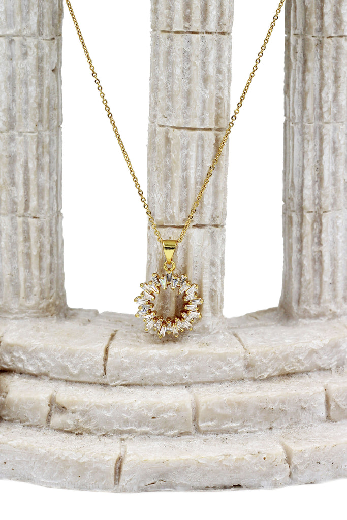 fashion aperture crystal necklace