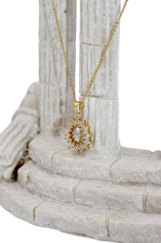 fashion aperture crystal necklace