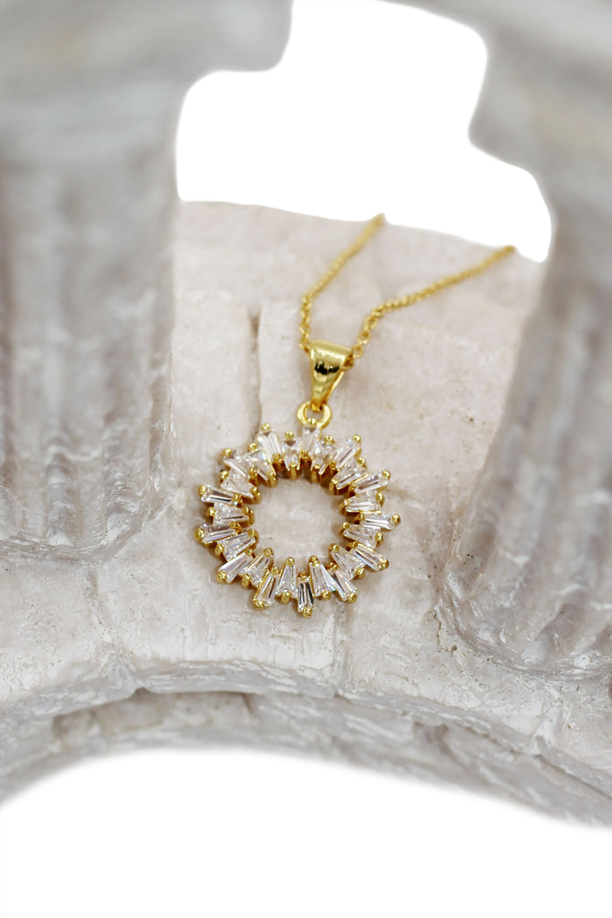 fashion aperture crystal necklace