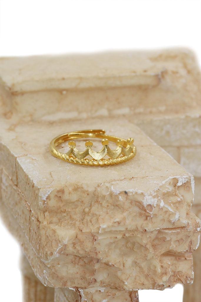Simple crown gold ring