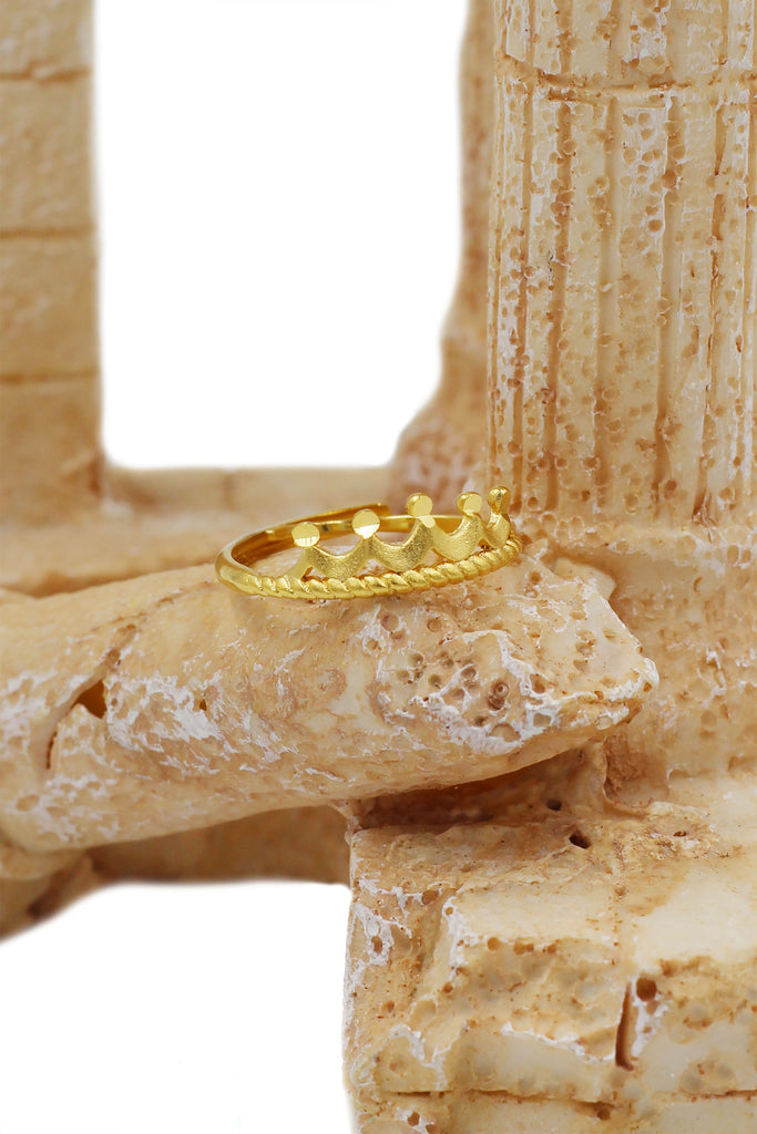 Simple crown gold ring