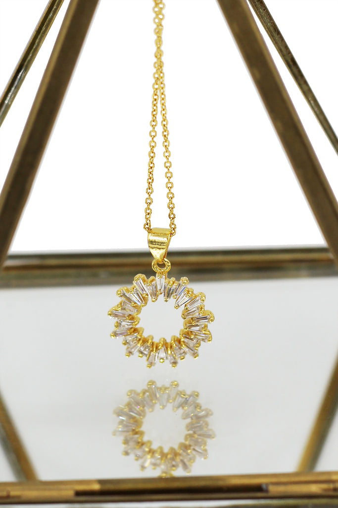 fashion aperture crystal necklace