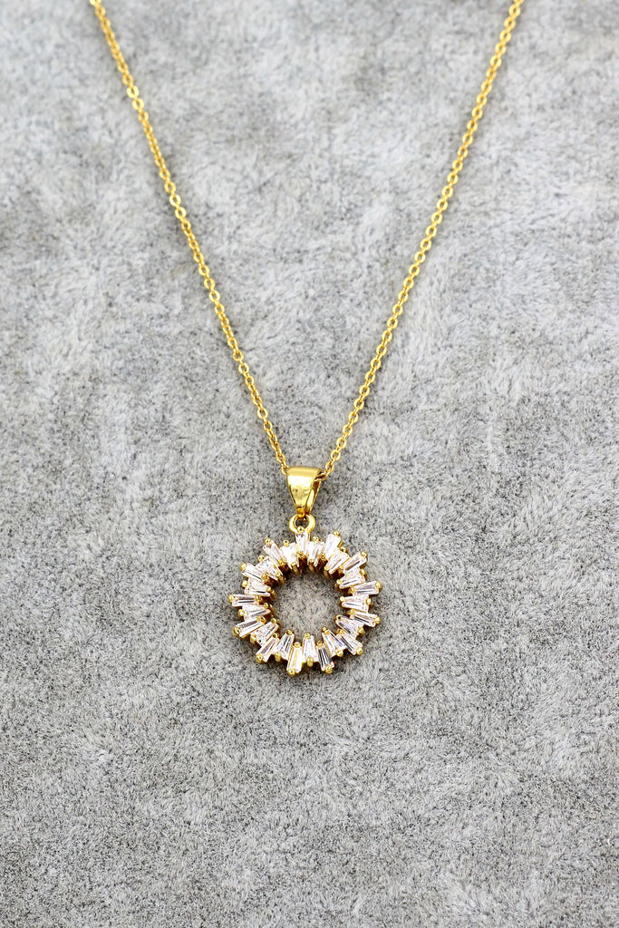 fashion aperture crystal necklace