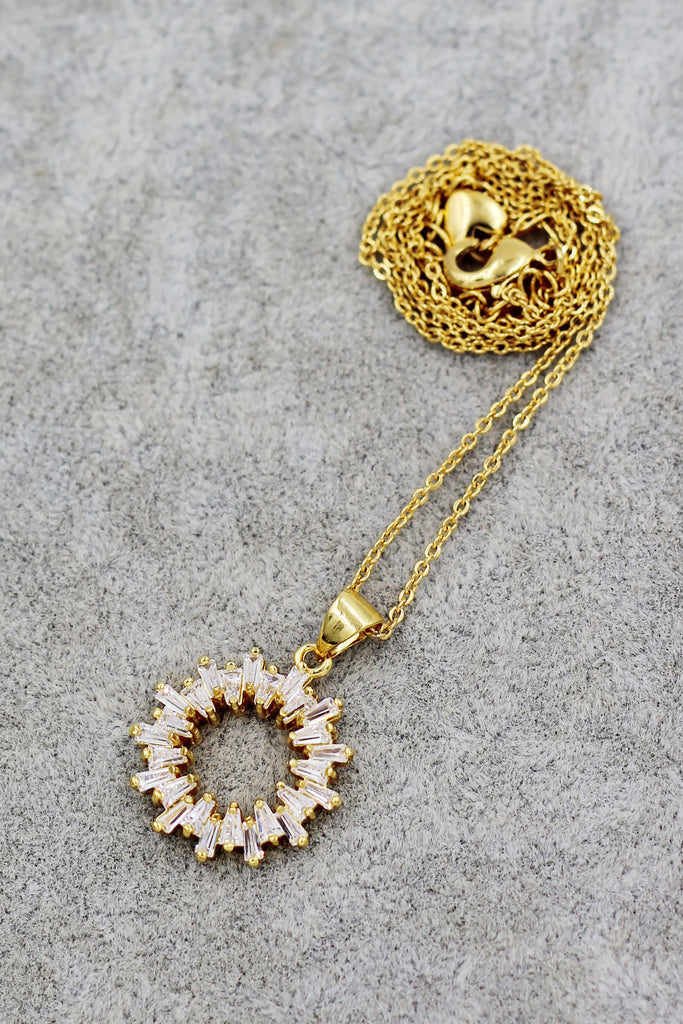 fashion aperture crystal necklace