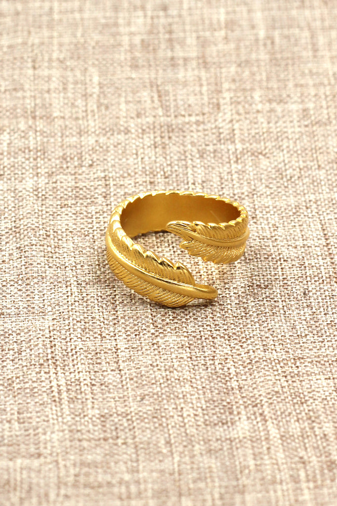 Fashion feather gold ring