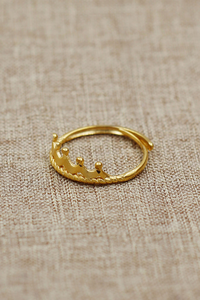 Simple crown gold ring