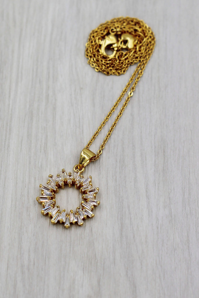 fashion aperture crystal necklace