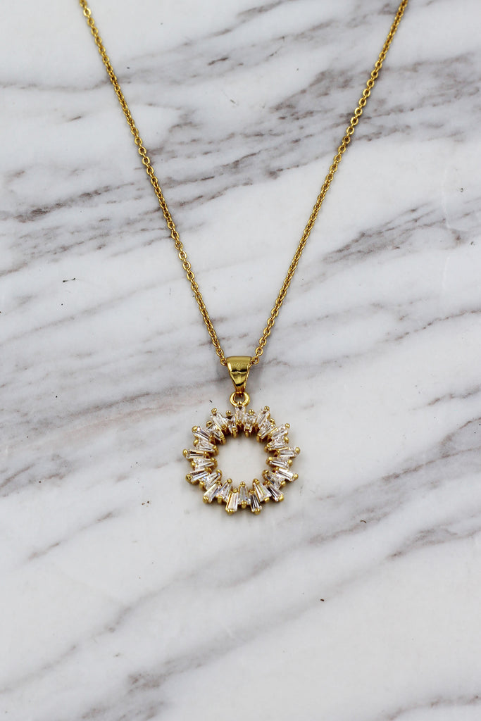 fashion aperture crystal necklace