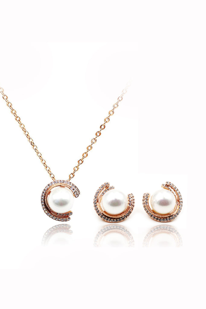 Simple elegant pearl earrings set