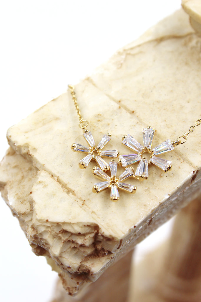 simple flowers crystal necklace