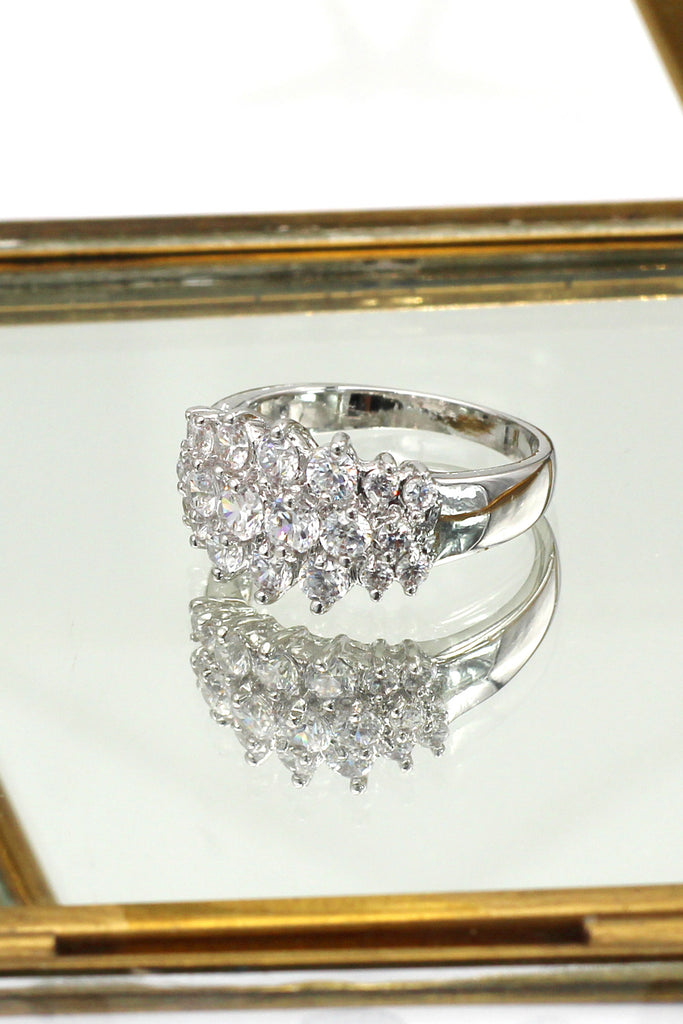 fashion intensive claw crystal ring